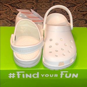 WHITE CROCS SIZE 7